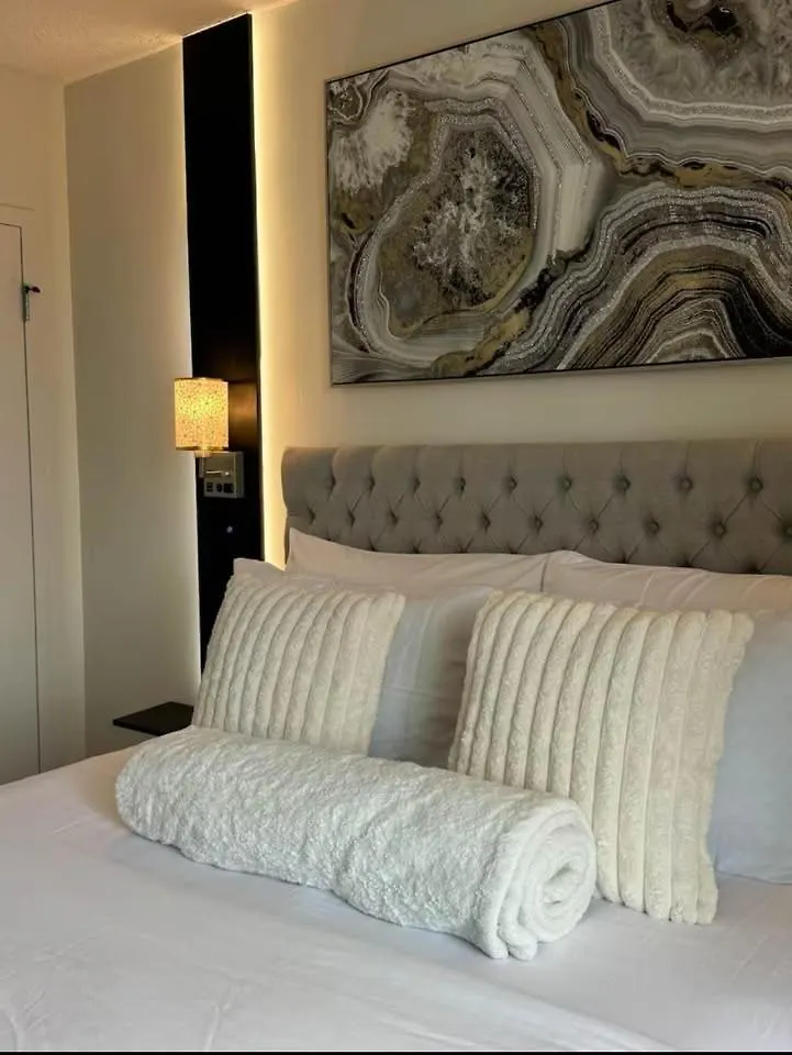 New Modern 2Br W Fireplace & Fitness Lounge, Live Comfortably In East Harlem New York Apartment